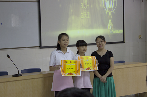 吴主任为先进班级颁奖 bevictor伟德
