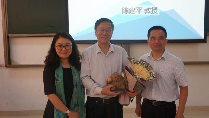 说明: D:\李子丹\新闻和照片\2019\党政\7.8期末总结（陈建平讲座）\5.jpg