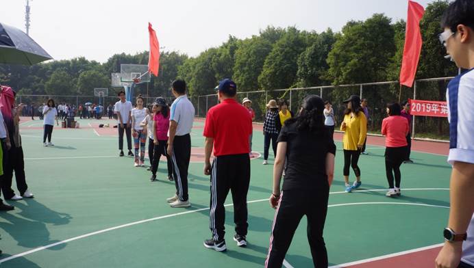 说明: D:\李子丹\工会\2019\校运会\照片\红旗飘飘.jpg